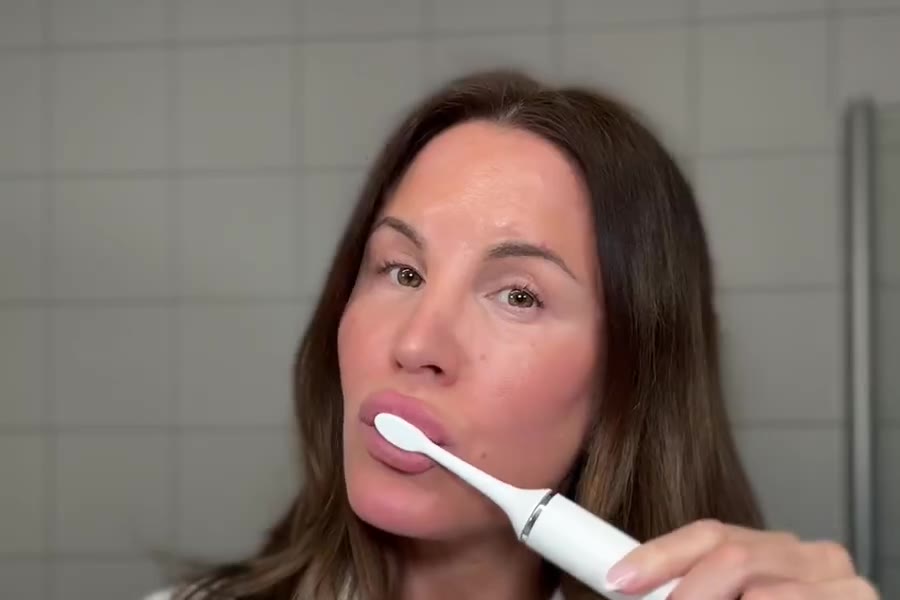 Melina Galant, creator, brushing with the Sonic