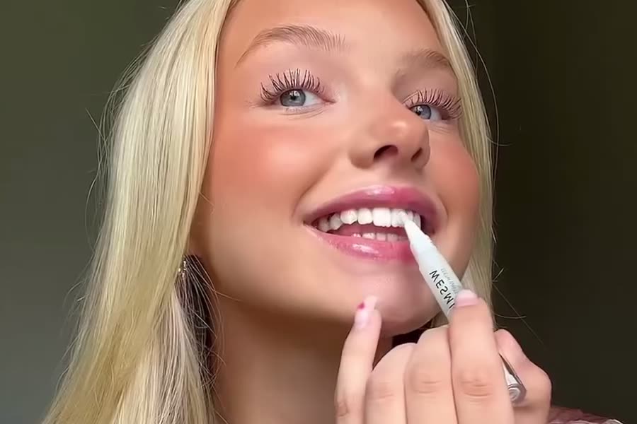 Ella Holmberg, creator, brushing the gel on with the pen