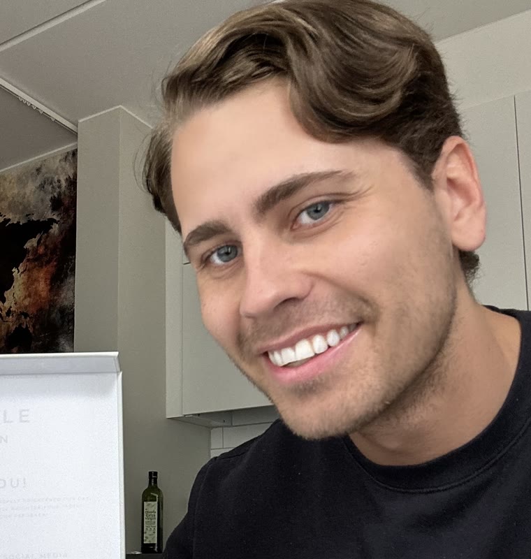 Christoffer Gustavsson smiling beside the opened Whitening Starter Kit